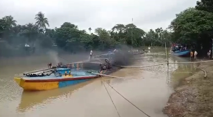 কংস নদীতে ডুবল ৪৫৬ মণ ধান বোঝাই নৌকা, মাঝি নিখোঁজ 